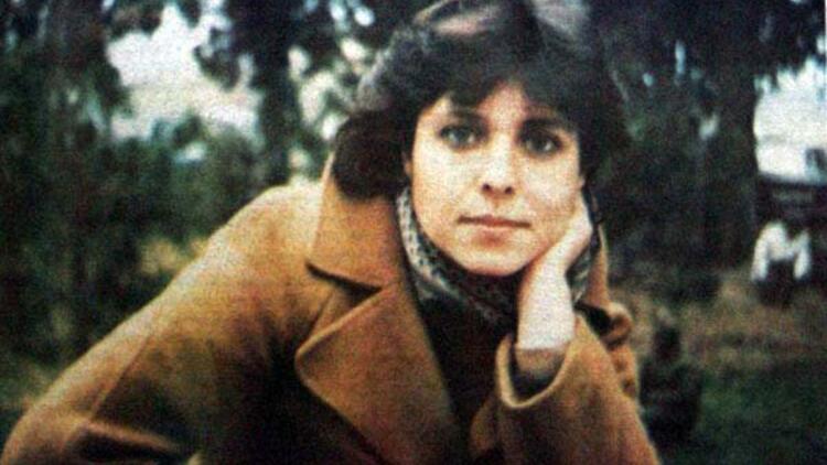 aletheia__'s tweet photo. Ey iki adımlık yerküre 
Senin bütün arka bahçelerini 
gördüm ben! 

nilgün marmara 

[13 Şubat 1958, İstanbul — 13 Ekim 1987, İstanbul]