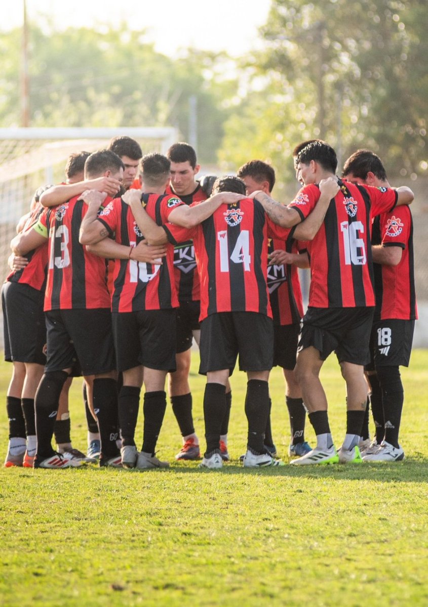 LAC1892's tweet photo. 👊🏻 HASTA EL FINAL 

▪︎ La 1ra división ⚽️ empató de visitante 1 a 1 ante EFIN de Navarro por la 8va fecha del Torneo Clausura de la @ligalobensedefutbol y a una fecha del final mantiene las chances matemáticas de clasificarse a 8vos de final 💪🏻
#SiempreAthletic ❤️🖤 https://t.co/5nP46bBZ1Q