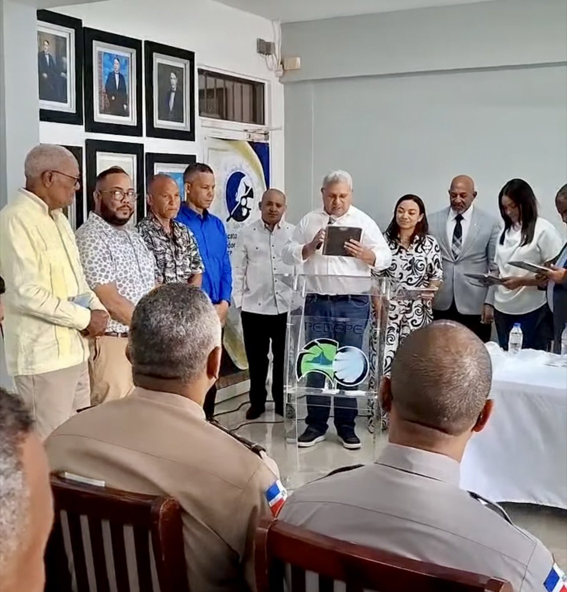 PedepeEspaillat's tweet image. El Salón "Catalinita Jaquez" del PEDEPE fue la sede de la juramentación del SNTP Espaillat.

Felicitamos y respaldamos al colega Wilfrido Pérez como nuevo Secretario Provincial. Nos unimos a su compromiso por la ética, la verdad y la defensa de la prensa. ¡Éxitos!
#PEDEPE #SNTP