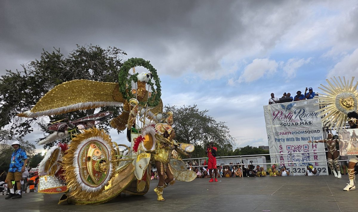Sparkiebaby's tweet image. The details on this costume is amazing!!!!!!!
#miamicarnival