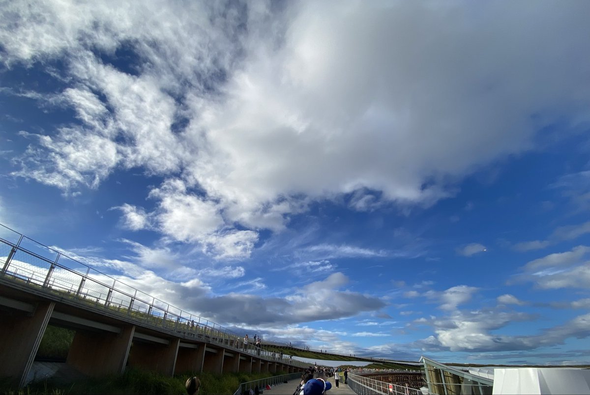 yokoyama_hide's tweet image. 2025大阪関西万博 閉幕日。各国スタッフみんなでリング上で手を繋ぎ一つに。最終日のお客様をお迎えします。

長かったようであっという間の半年間。リングの下で160の国々は課題はあれど前に進み笑顔を絶やしませんでした。

全ての皆様にありがとう。最終日、楽しんでいきましょう！
