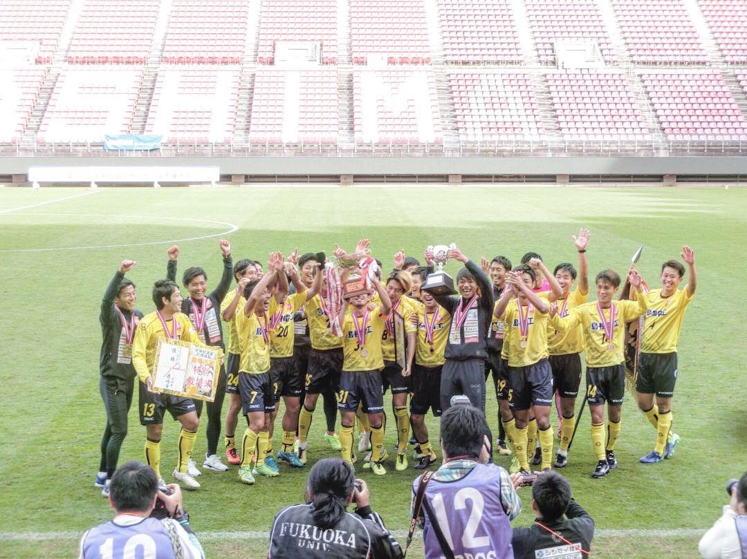 松江シティ在籍時に僕も出場した全国社会人サッカー選手権。
知り合いがたくさん出ててちょこちょこ試合見てるんですけど正直2018年の松江シティ本当に強かったなと感じてます。笑
若手の勢い、中堅の雰囲気、そして背中で見せてくれるベテラン。全てのバランスが最高だった。
懐かしいなあ😂