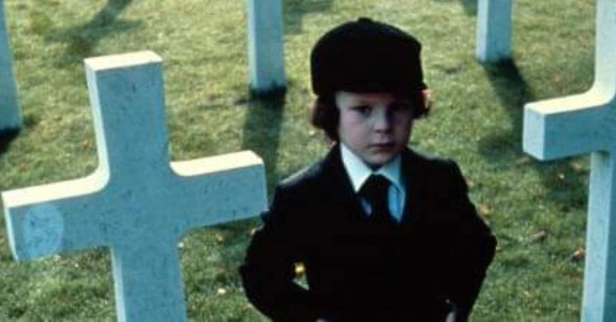 tiemposdseries's tweet image. #DamienThorn, hijo de #Satanás y por lo tanto el #anticristo. Dicen que fue concebido por un chaval hembra, pero nadie dijo nada. A la edad de 5 años le fue aflorando su naturaleza demoníaca. Os desea buenas noches.