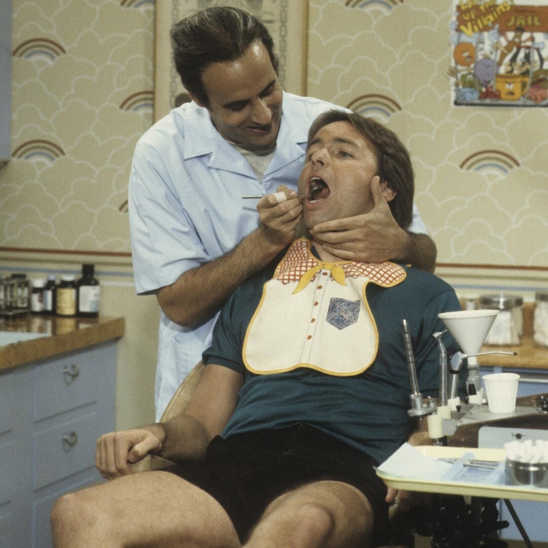 PIUpdate's tweet image. 📺 October 12, 1982: On ABC&apos;s &quot;Three&apos;s Company&quot;, Terri&apos;s dentist boyfriend (Jeffrey Tambor) thought Jack Tripper (John Ritter) was the reason behind Terri (Priscilla Barnes) suddenly breaking up with him. instagr.am/p/DPuioiaCJxz/