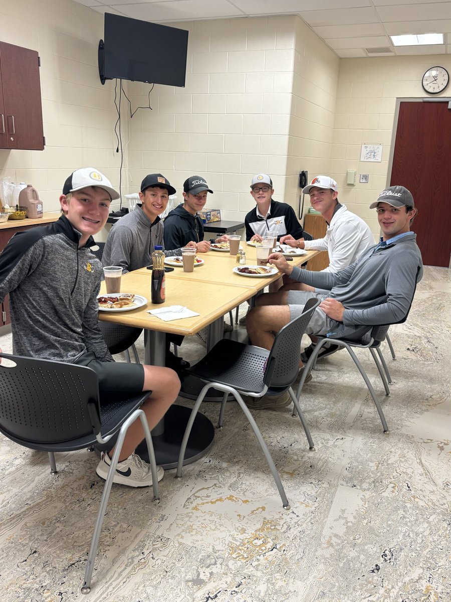 BotkinsGolf's tweet image. They headed @NorthstargolfOH’s way early &amp;amp; enjoyed a practice round this afternoon.

⛳️Next up for the Trojans…

Dinner.
Sleep.
Wake.
Drive.
Chip.
Putt.
Dominate!

Follow @BotkinsGolf for updates &amp;amp; results from Monday’s first round of 18 @OHSAASports State Golf Championship.