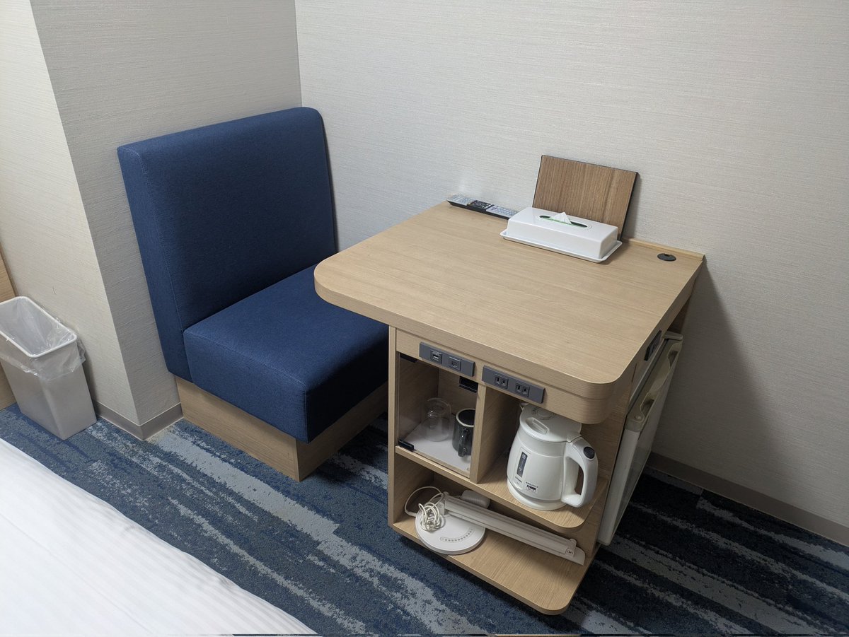 泊まったホテルの部屋、凄い執筆向きの仕様でしたが、少し書いて即寝ました🍵