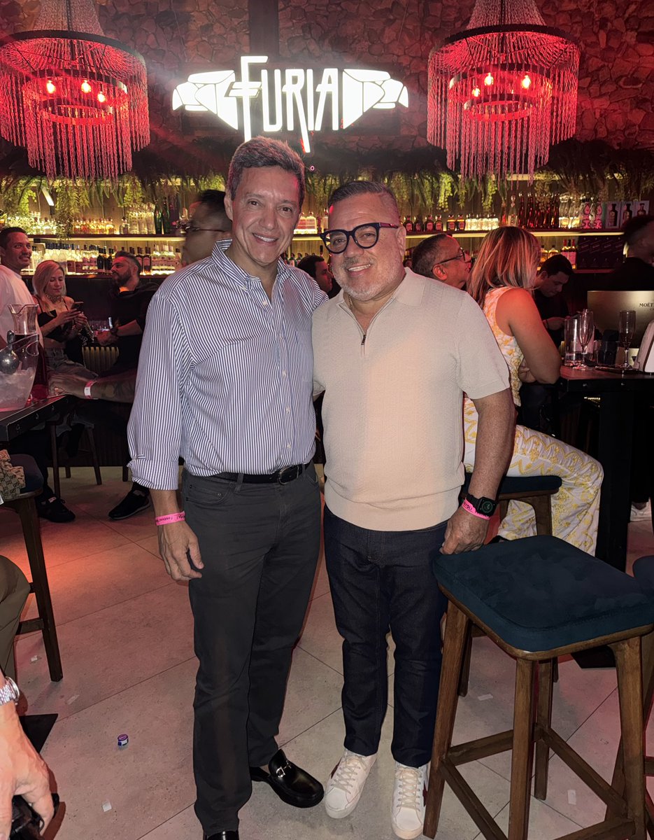 RepVallenata's tweet photo. @republicavallenata Miami recibió con cariño la visita del Maestro @fernandodangondcastro gran compositor de nuestra linda música vallenata ! #DesdeMiamiparaelmundo https://t.co/Ua9JzQ2gpd