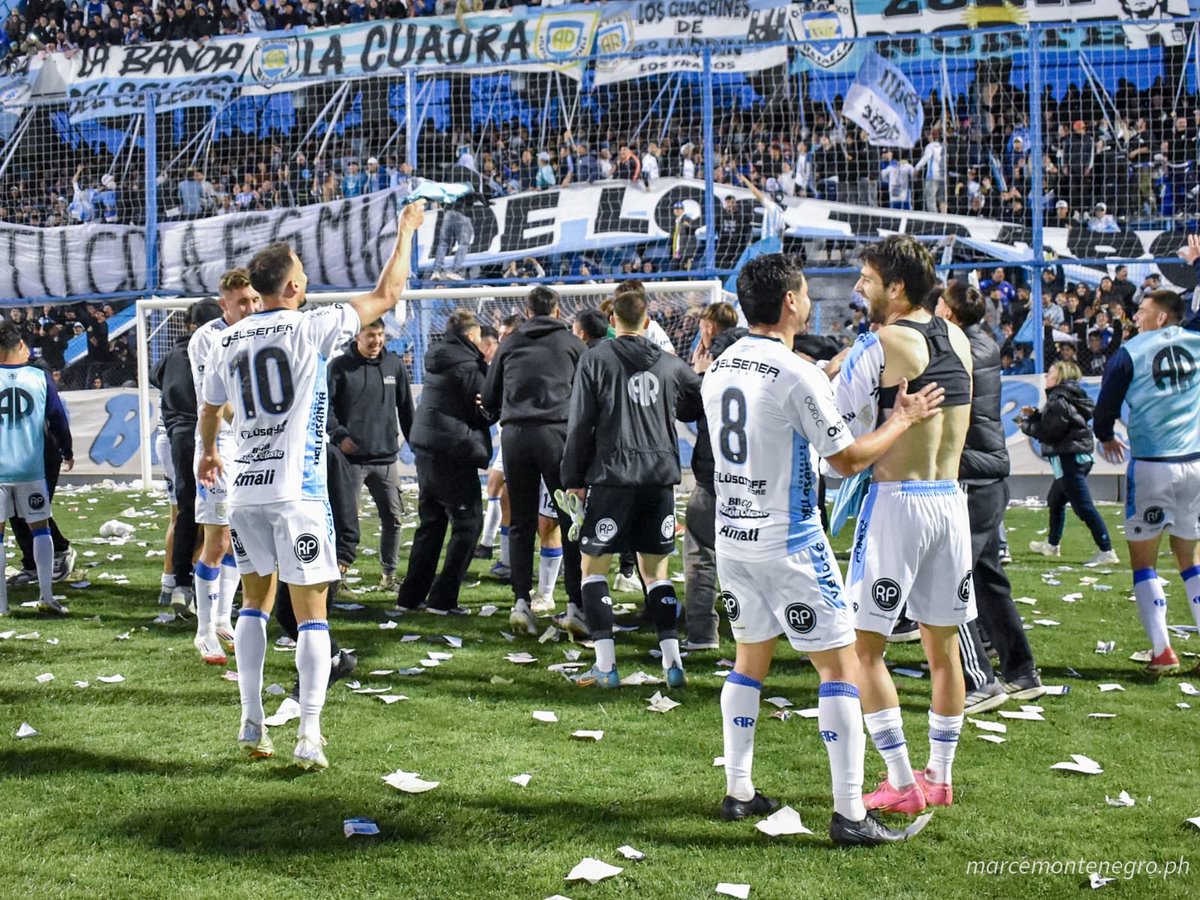 TMoberto's tweet photo. Al acostarse para dormir le ruega al destino que le brinde otra oportunidad de sentir, gozar y disfrutar una vez más de semejante instancia.
Cierra sus ojos y le pide al cielo otra noche...
Una noche más. 🩵🤍 https://t.co/D7ruGuokgy