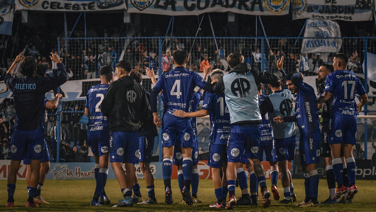 TMoberto's tweet photo. Al acostarse para dormir le ruega al destino que le brinde otra oportunidad de sentir, gozar y disfrutar una vez más de semejante instancia.
Cierra sus ojos y le pide al cielo otra noche...
Una noche más. 🩵🤍 https://t.co/D7ruGuokgy
