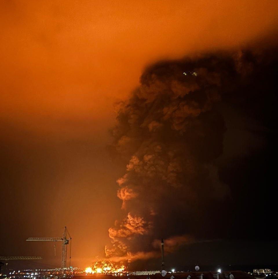 CombatSeagull's tweet photo. They say hell is quite an interesting thing. In different eras, the fall of empires was filled with myths that are taught in school curricula and philosophy departments. In simple terms, the gods burned cities, empires turned to ashes, and a new era began https://t.co/NkS8vN2AYj