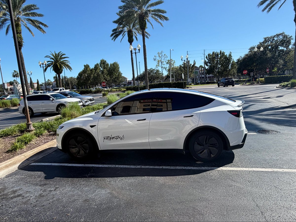 WR4NYGov's tweet image. Tesla Robotaxi sighting in Orlando Florida

Florida will be a huge market for Robotaxi 

Thanks to Greg for the pics
