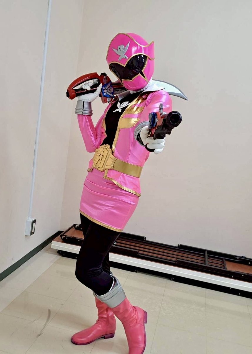 報告！！
ゴーカイピンク完成しました🏴‍☠️🩷
6月くらいからぼちぼち作ってたから４ヶ月くらい？シンプルな球面への布貼りや複雑な裁縫難しいけど頑張った👍可愛い感じにしたかったので本来より少し丸顔にしてみたよ☺️