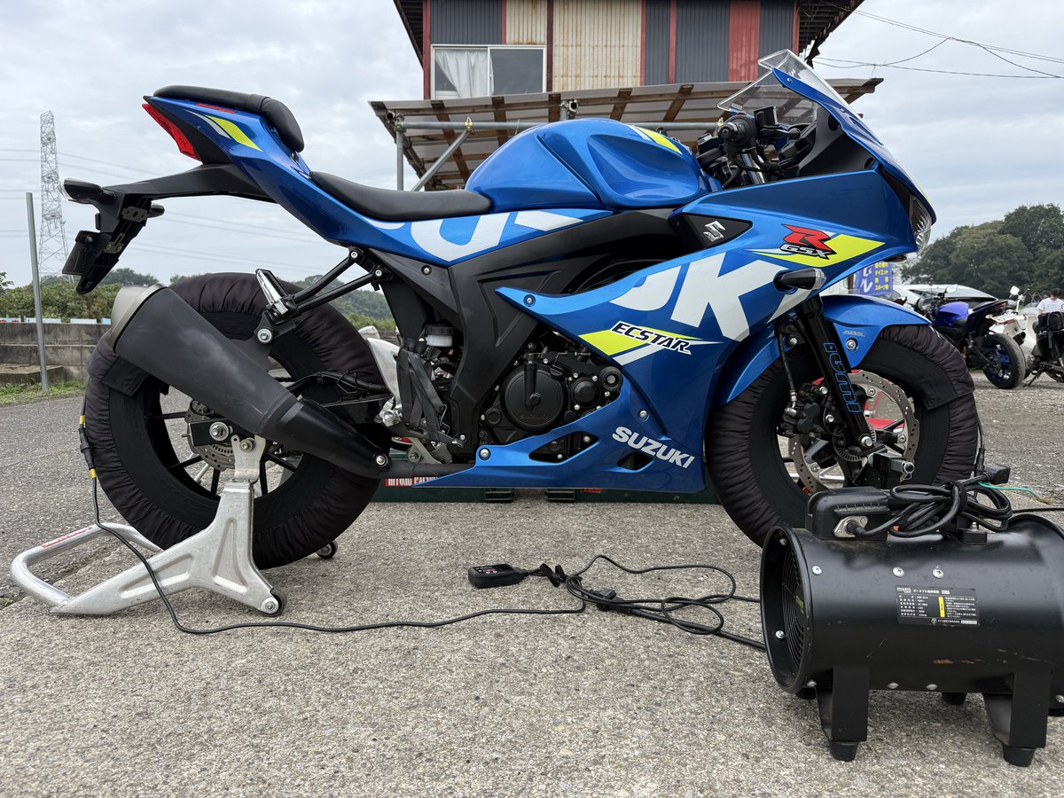 イワイサーキットにきました
現状Rタイヤは問題なし。タイムは上がってきましたが依然として減らない印象、SPADA、TC1000と比べたらもはや神
それに比べ乗れてくるとFが減る💦とりあえず予備のFタイヤ持ってきた
天気持つかな？テント無いんよ、15年使ったタープテントがご臨終なので昨日注文はした😄