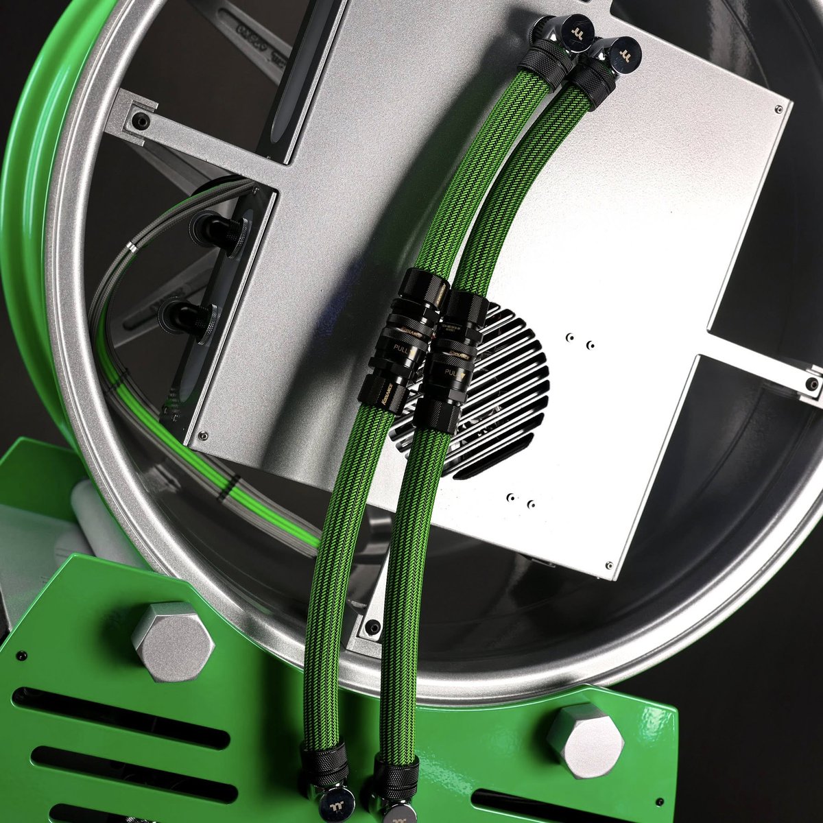 XPCMTeam's tweet image. 5080 Wheel PC Build from Justin Chu 
😍😍

#custompc #pcmodding #gaming #gamingpc #pcsetup #hardware #wheel #extremepc #watercooling #watercoolingpc