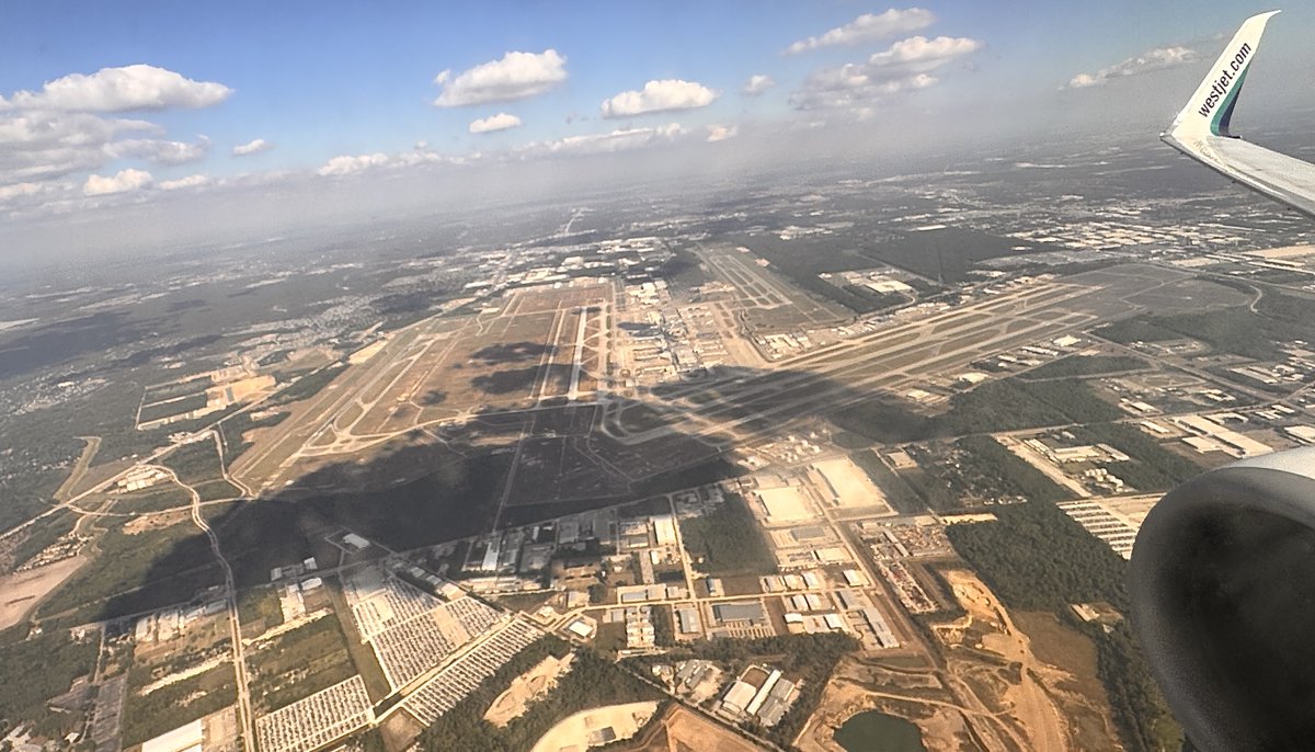 Departing IAH with a view of airfield WS1535