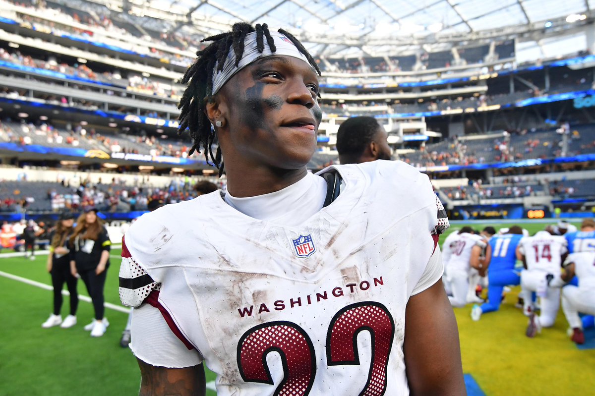 𝒆𝒍𝒊… tweet media