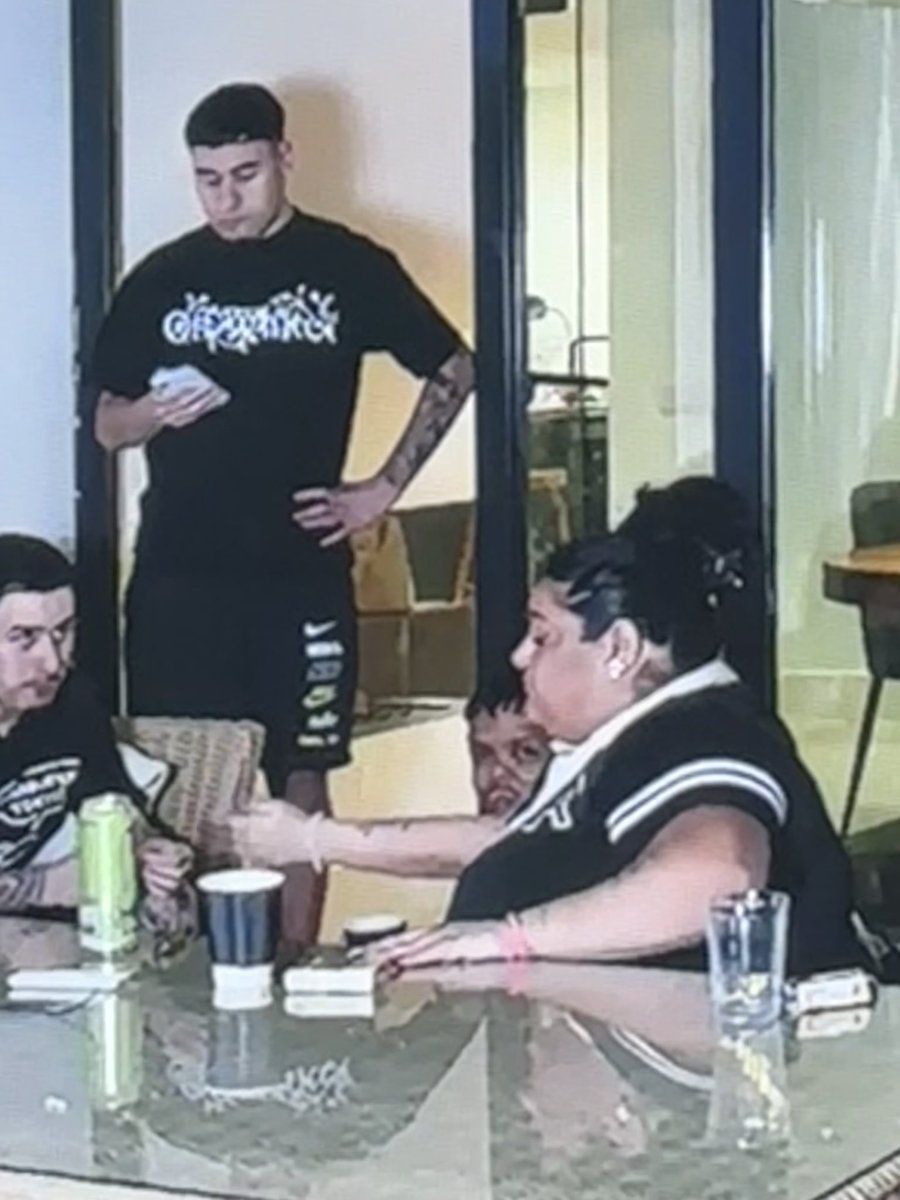 mires donde mires siempre va a estar manolito escondido por ahí #LaCasaDeLosGemelos