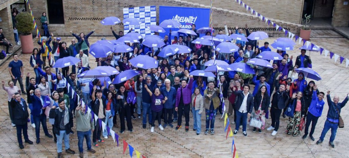 Nuestro partido Dignidad &amp; Compromiso estará representado por más de 800 candidatos y 150 listas, en las elecciones del domingo 19 de octubre, para elegir los Consejos Locales y Municipales de Juventud. 
Invitamos a los jóvenes de Colombia a respaldar la única opción de cambio.