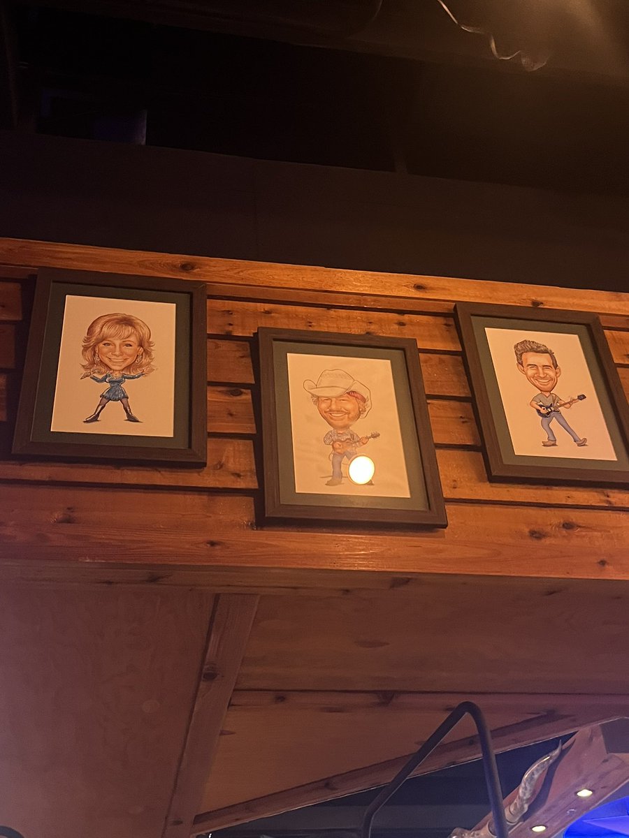 LibrarySocks's tweet image. Th portraits hanging on the wall at Texas Roadhouse look like the Who, What, Was book covers and I’m dying because no one at my table knows what I’m talking about