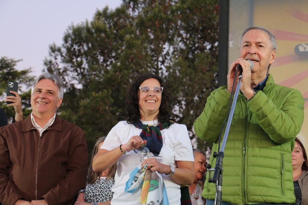 JSchiaretti's tweet photo. Provincias Unidas ganó hoy su primera elección en el país y planta su primer mojón en el Sur de Córdoba.

Felicitaciones Gina Grazziano, quien fue elegida intendenta de Reducción con
más del 80% de los votos.

Esta victoria expresa lo que somos en Provincias Unidas: sensatez, experiencia de gestión, y la unión de los que formamos parte del interior del interior de la patria. No importa si el origen político de los que la conformamos es radical, peronista, del
Pro, socialistas, vecinalistas o independientes, lo que importa es que nos une una visión de lo que es necesario para el progreso de nuestra patria.

Esta victoria de Gina es un homenaje a Cacho Grazziano, que seguramente desde el cielo recibirá el afecto de su pueblo.