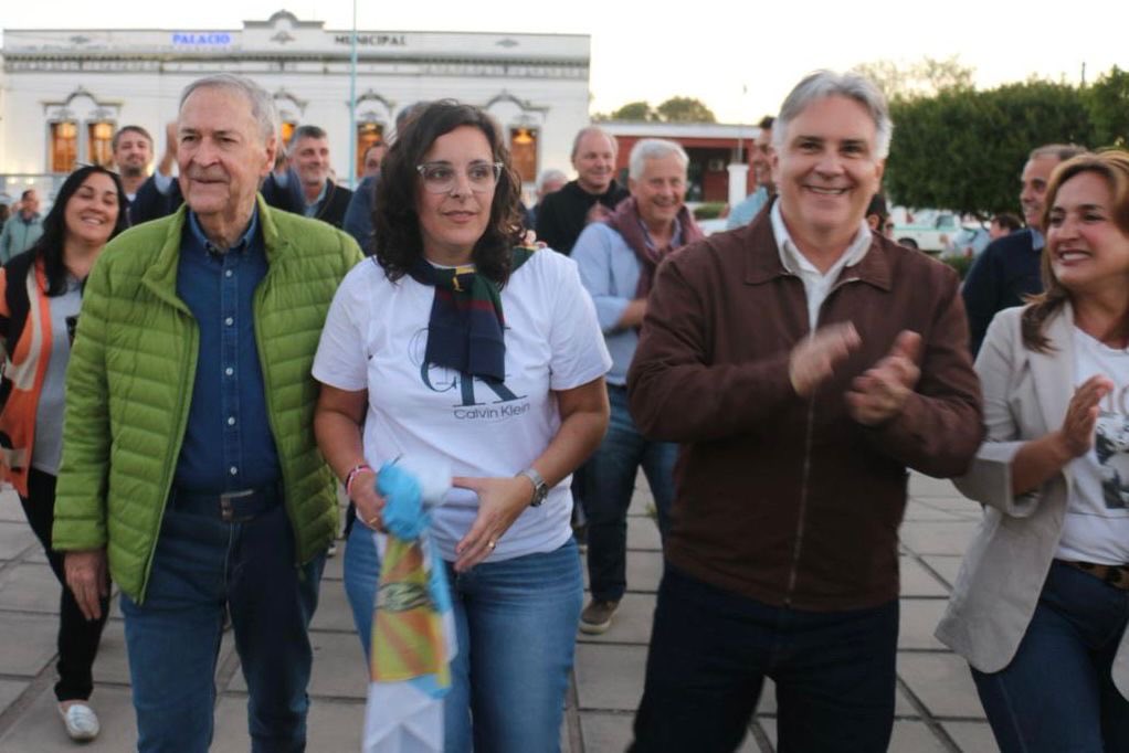 JSchiaretti's tweet photo. Provincias Unidas ganó hoy su primera elección en el país y planta su primer mojón en el Sur de Córdoba.

Felicitaciones Gina Grazziano, quien fue elegida intendenta de Reducción con
más del 80% de los votos.

Esta victoria expresa lo que somos en Provincias Unidas: sensatez, experiencia de gestión, y la unión de los que formamos parte del interior del interior de la patria. No importa si el origen político de los que la conformamos es radical, peronista, del
Pro, socialistas, vecinalistas o independientes, lo que importa es que nos une una visión de lo que es necesario para el progreso de nuestra patria.

Esta victoria de Gina es un homenaje a Cacho Grazziano, que seguramente desde el cielo recibirá el afecto de su pueblo.