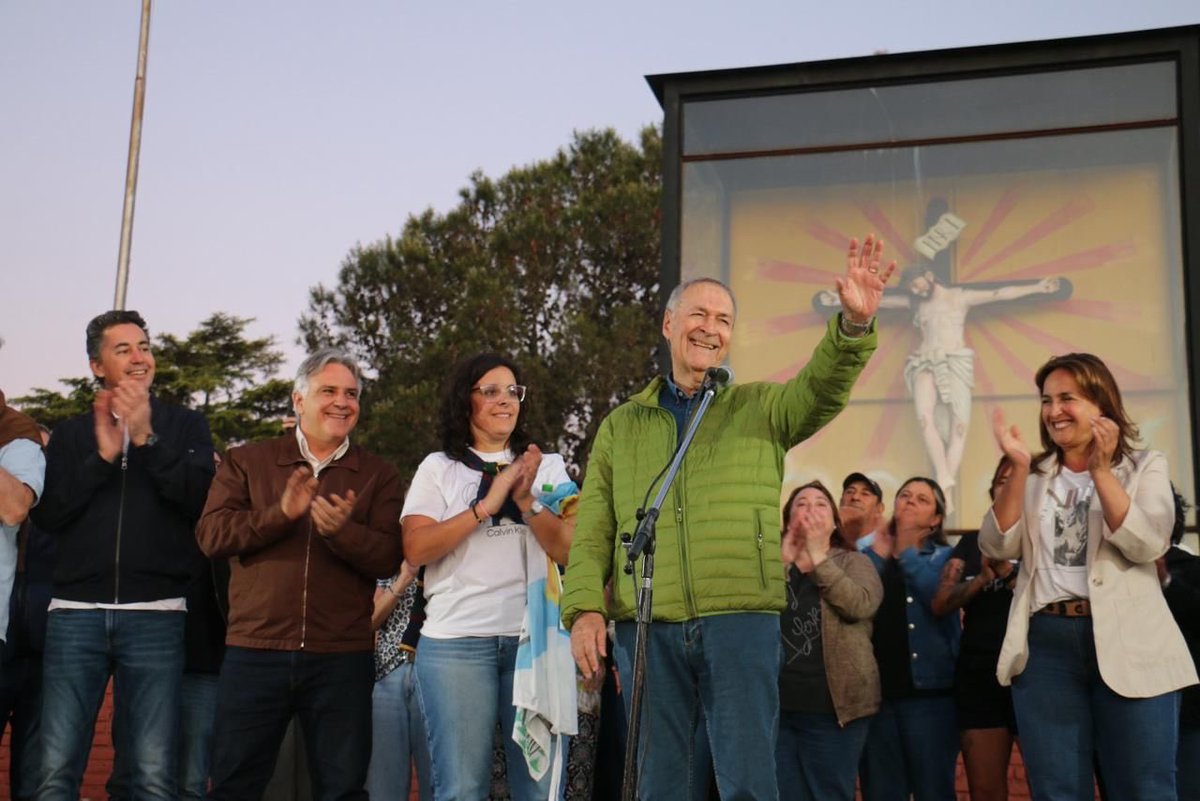 JSchiaretti's tweet photo. Provincias Unidas ganó hoy su primera elección en el país y planta su primer mojón en el Sur de Córdoba.

Felicitaciones Gina Grazziano, quien fue elegida intendenta de Reducción con
más del 80% de los votos.

Esta victoria expresa lo que somos en Provincias Unidas: sensatez, experiencia de gestión, y la unión de los que formamos parte del interior del interior de la patria. No importa si el origen político de los que la conformamos es radical, peronista, del
Pro, socialistas, vecinalistas o independientes, lo que importa es que nos une una visión de lo que es necesario para el progreso de nuestra patria.

Esta victoria de Gina es un homenaje a Cacho Grazziano, que seguramente desde el cielo recibirá el afecto de su pueblo.