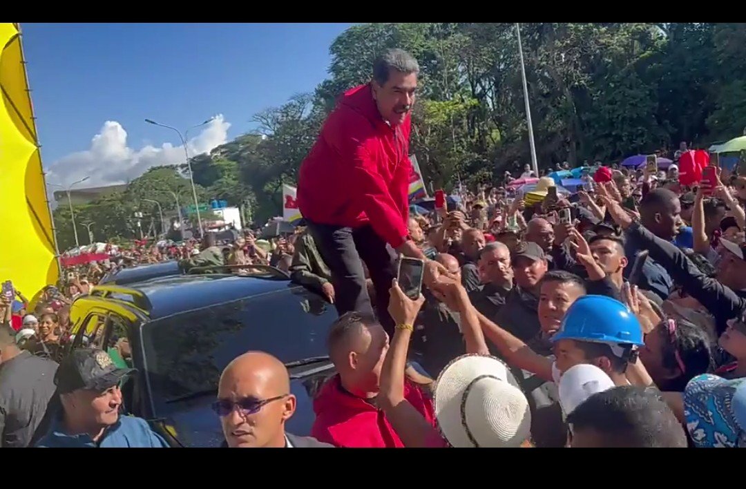 Que raro es ese "bunker" donde se esconde Maduro, según los Escuálidos.
No tiene techo, no tiene paredes y siempre hay una multitud...👇