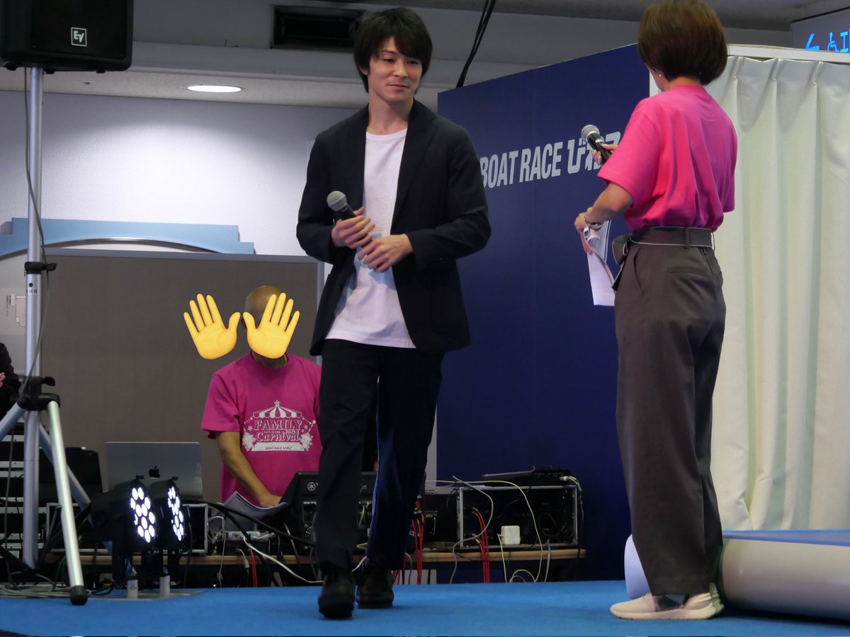 sakura12631812's tweet image. #内村航平 #ボートレースびわこ #ファミリーカーニバル2025
内村航平さん一回目のトークショー。会場はご家族が大変多く、大盛り上がり✨私の席からは睫毛が長くて目が綺麗なとても美しいKINGの横顔を堪能出来ました♥️今回パフォーマンスでは航平くんに公開塩対応を受ける事が出来ました😂幸せです🤣
