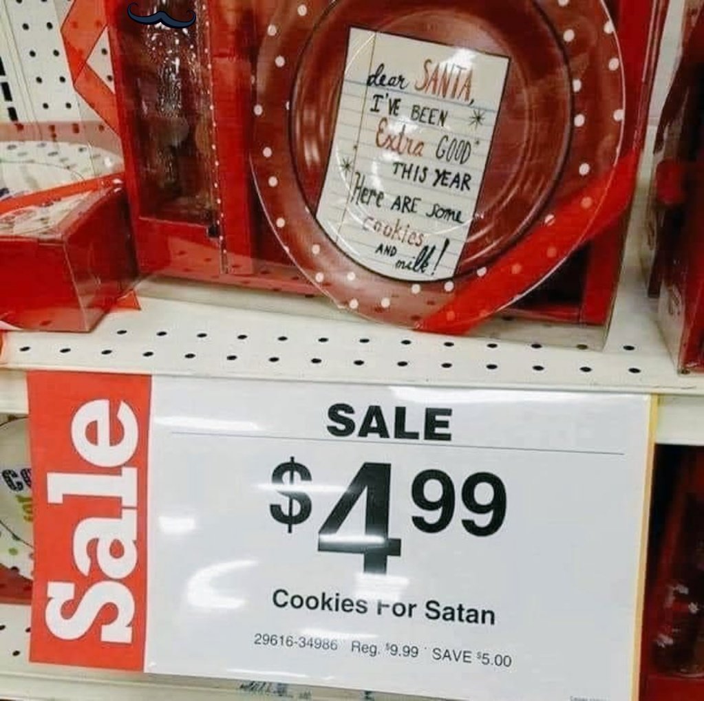 Jere_Memez's tweet image. When Halloween and Christmas collide at Walmart: