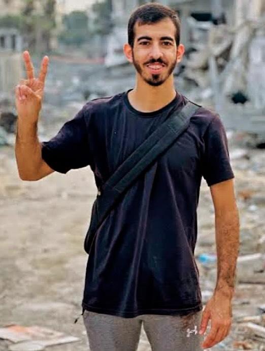 استُشهد وهو يحمل الكاميرا لا السلاح، ينقل الحقيقة من بين الركام بصوتٍ هادئ وقلـبٍ لا يعرف الخوف.
رحل صالح الجعفراوي، لكن عينه ستبقى في ذاكرة فلسطين، شاهدةً على أن الكلمة أصدق من الرصاصة، وأن الصورة لا تموت.
#صالح_الجعفراوي #غزة #الشهيد_الصحفي