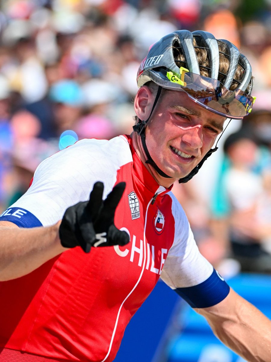 INDChileOficial's tweet photo. Notable Martín Vidaurre 🇨🇱: Subcampeón del Circuito Mundial de MTB 2025 🌏 El ciclista chileno entra al podio general de la temporada, tras ser segundo en el XCO de Mont-Sainte-Anne 🇨🇦, última fecha del circuito. ¡Un grande! https://t.co/88K3B3aSa5