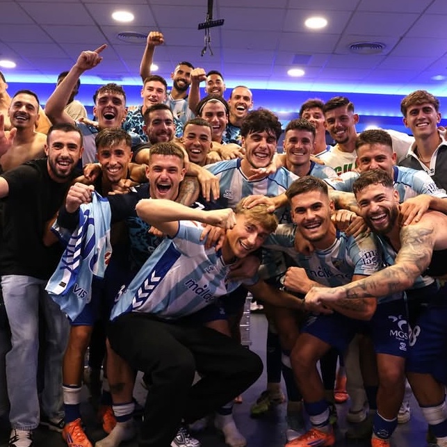Dean Huijsen celebrated his former club Málaga’s win with the players in the locker room today ⭐️