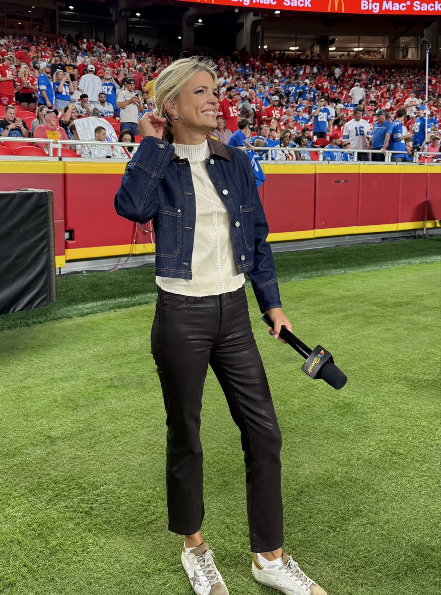 melissastark's tweet image. We are set for @Lions @Chiefs on @SNFonNBC! See you 8:15 ET 💙❤️🎊🏈