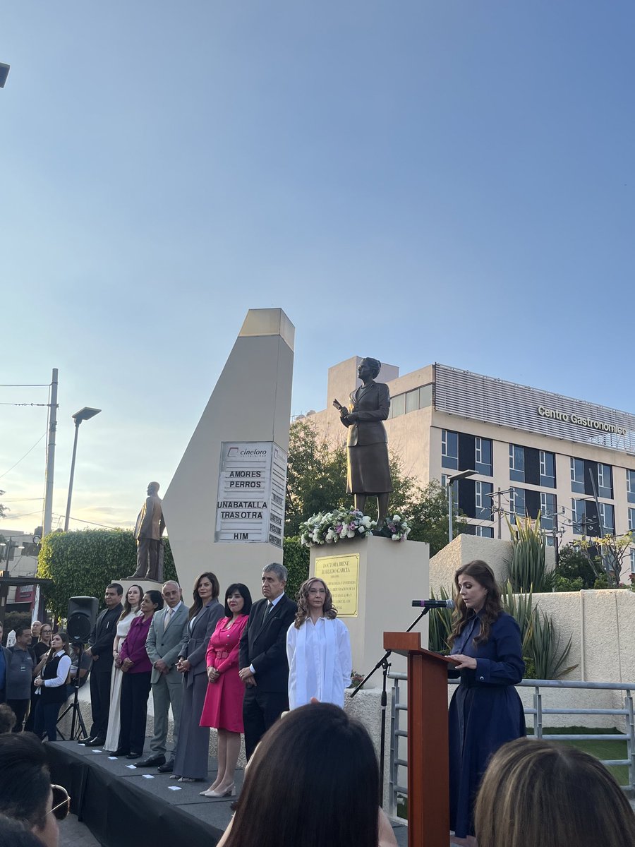 Hoy gracias a la iniciativa que presentaron <a href="/lasparitaristas/">Las Paritaristas</a> la rectoría tiene estatua de la Dra. Irene Robledo <a href="/KarlaPlanter1/">Karla Planter</a>