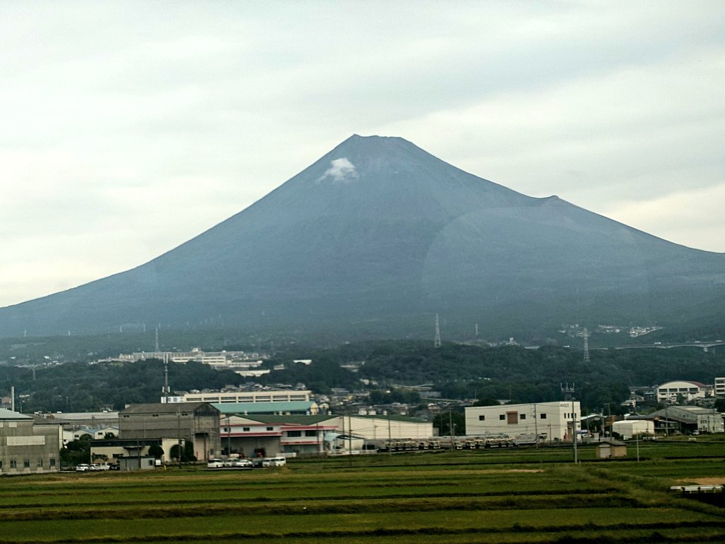 raion315's tweet photo. 富士山通過🚄🗻
#DAWNGAMES https://t.co/PotPjWIDti
