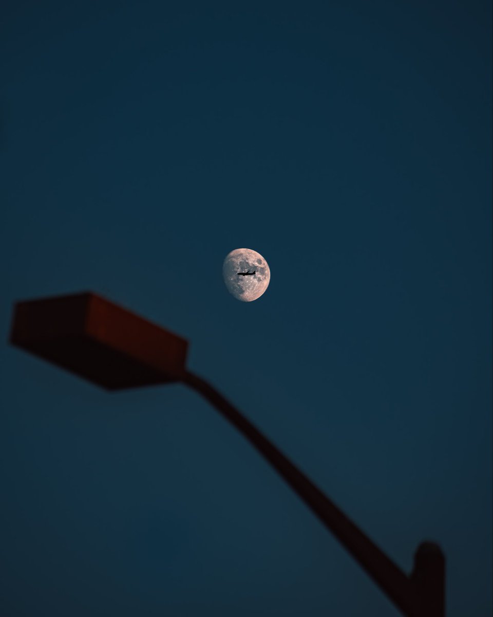 OpticalMD's tweet image. Ever caught a flight right through the moon? ✈️🌕

Would you take the shot or just watch it happen? Drop a 🌕 if you’d be waiting for the same moment.

📸 Sony A7RV @SonyAlpha