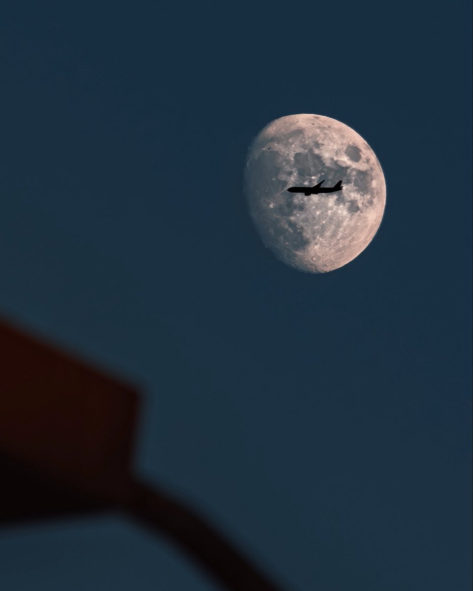 OpticalMD's tweet image. Ever caught a flight right through the moon? ✈️🌕

Would you take the shot or just watch it happen? Drop a 🌕 if you’d be waiting for the same moment.

📸 Sony A7RV @SonyAlpha