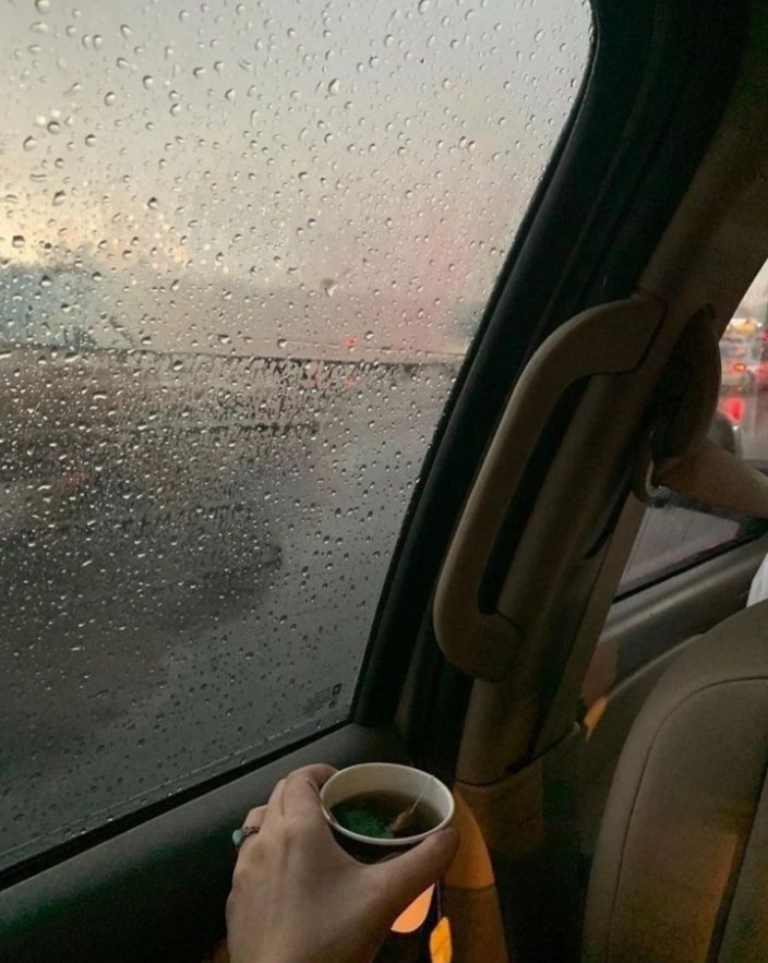 Kali ini.. 
biarlah hangatnya datang
dari seduhan teh atau kopi
kerana kelak, 
Di sebuah pagi berhujan
akan ada kehangatan
dalam bentuk lain. 
Entah dalam wujud pelukan, 
genggaman tangan atau sekedar
hangatnya percakapa-percakapan
•••

🦋