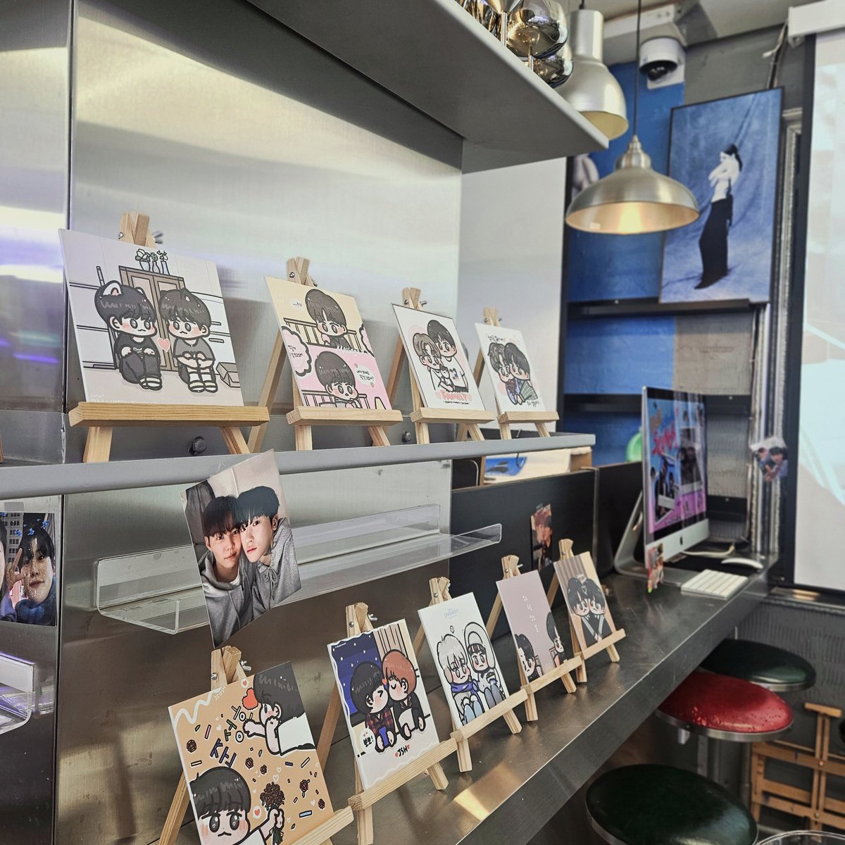 드디어 준성호 카페 처음 간건데 행복한 기억만 가지고 올 수 있었던 천일카페 마치 정말 그 시절 고딩때가 생각나던 완벽한 카페였어요!! 
이틀간 학생의 기분이 되어서 열심히 등교했는데 즐거웠습니다!! 선도부 감사해요!!

#high_school_scandal
#헐_준성선배랑_성호랑_사귄대
#Junseongho #준성호