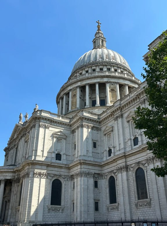 From this viewpoint, London feels like a magical kingdom 🏰✨. The architecture, the history, the endless stories waiting to be told.