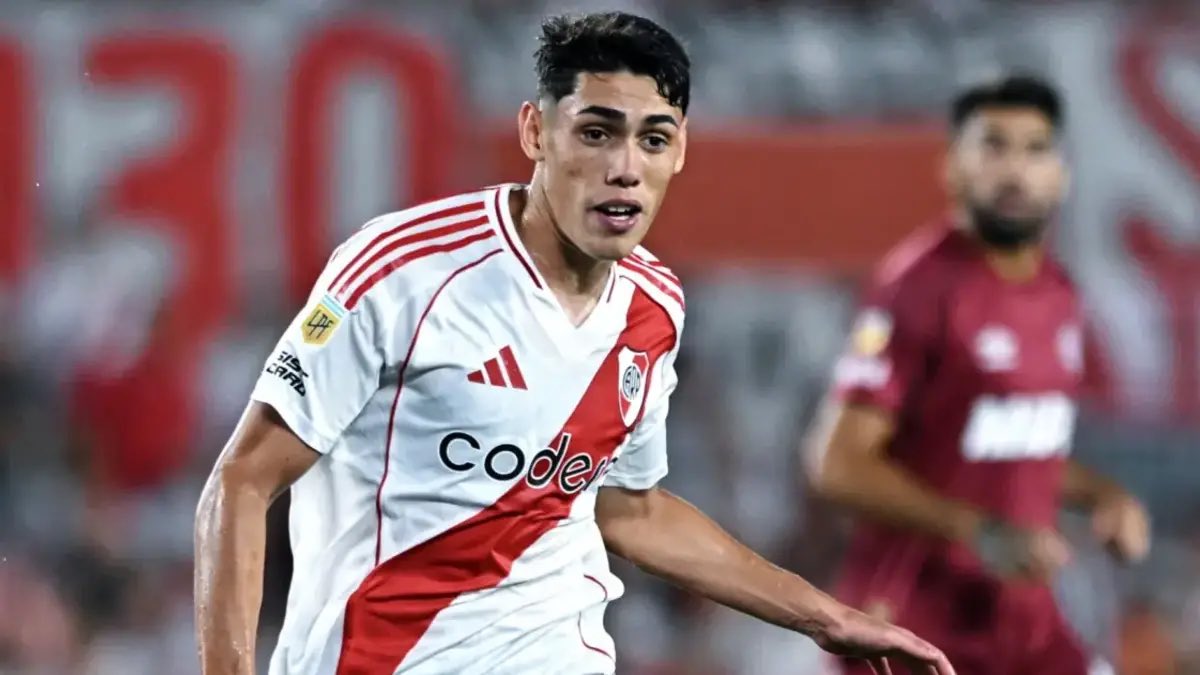 MedioRiver's tweet photo. ¿Pq sacó a Lencina? El único que intentaba jugar a algo. Insólito lo del técnico de River. https://t.co/a2QRPKeNXp
