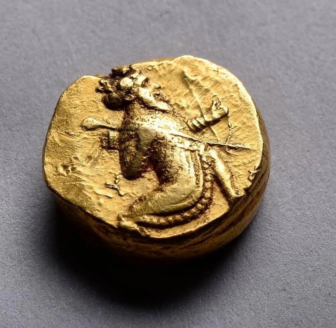 Rare Achaemenid gold coin of King Darius I (522–486 BC) found in a car after a crash in Iran. The driver's refusal of medical aid sparked a police search, uncovering the artifact. This stunning relic highlights ancient Persian craftsmanship and its unusual discovery.