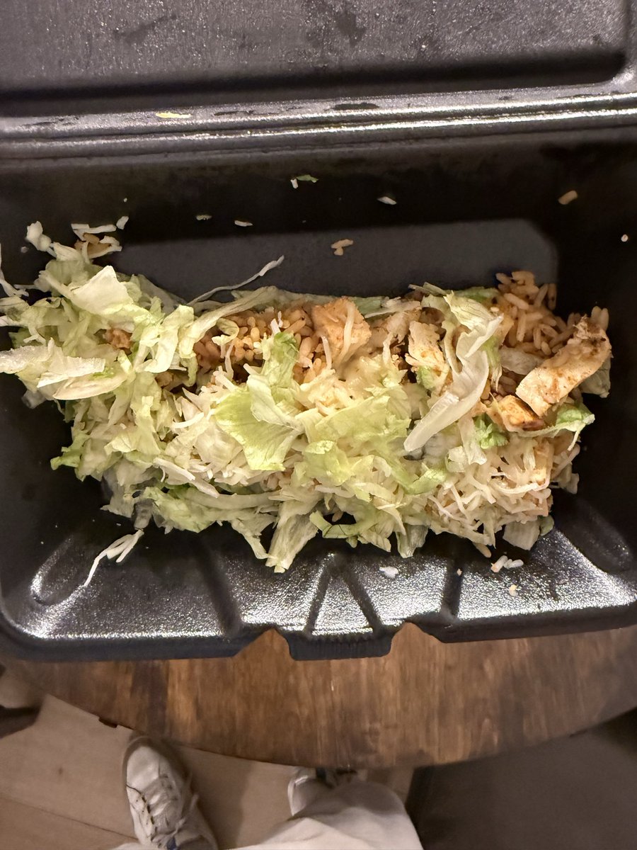 torifnancew's tweet photo. @SurcherosFresh y’all need to make this up to me. $15 for a burrito bowl and this is what I opened up when I got home. It’s like every time I order online my meal get smaller and smaller. Look at this shit. Saint Simon’s, Georgia location. https://t.co/QjaiPoZBR2