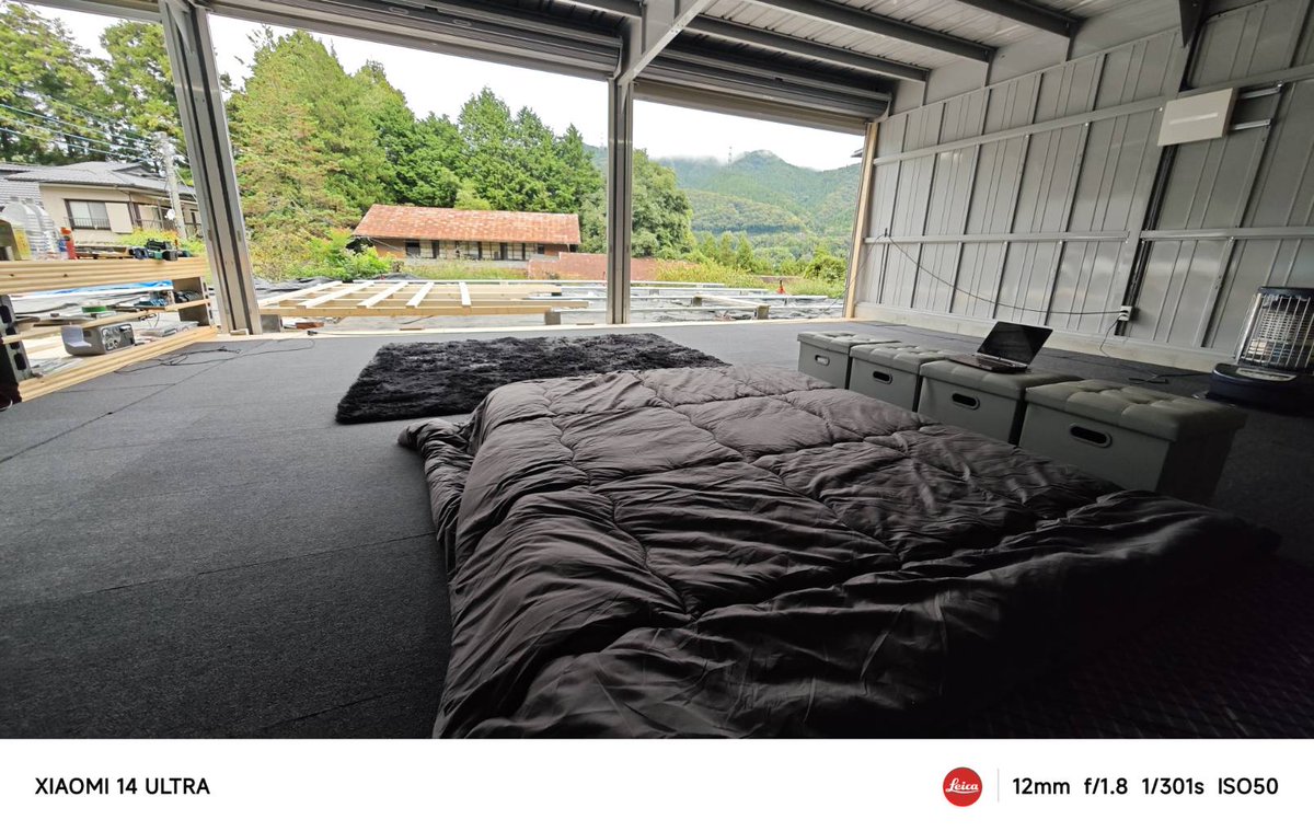 mokuseidayo's tweet image. とりあえずガレージの床が出来てタイルカーペットをひいた。
クリスタで完成図を描いてみたらそれっぽくなった気がする。

ウッドデッキの足場を単管パイプで作る予定だったけど水平にするのが難しく、木材にした。
防水をしっかりせねばと思った。…