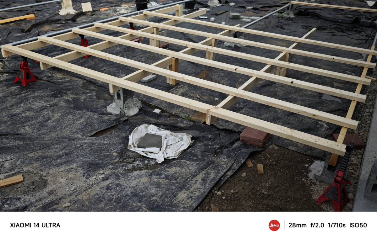 mokuseidayo's tweet image. とりあえずガレージの床が出来てタイルカーペットをひいた。
クリスタで完成図を描いてみたらそれっぽくなった気がする。

ウッドデッキの足場を単管パイプで作る予定だったけど水平にするのが難しく、木材にした。
防水をしっかりせねばと思った。…