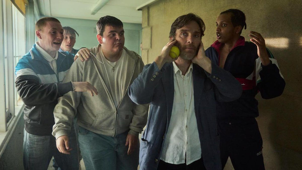 regelegorila's tweet photo. J'ai un énorme respect pour Cillian Murphy car depuis son Oscar et ses $950M au box-office, il n'a fait que deux projets : des films d'auteurs qui parlent de jeunesse perdue et oppressée.

J'ai vu Steve, l'histoire d'un professeur qui doit s'occuper de jeunes garçons exclus de la société et enfermés dans un gigantesque manoir servant de foyer. Ils sont colériques, instables émotionnellement, dépressifs mais aussi un danger pour le staff.

Steve doit à la fois gérer une équipe de télévision venue critiquer le système mis en place, un politique qu'il déteste, des bureaucrates sans âmes, son équipe pédagogique et évidemment ces jeunes hommes qui découvrent leur masculinité via ce rite initiatique.

L'histoire est découpée en heures et le film a une approche étonnamment très musicale et expérimentale dans sa mise en scène (une séquence en drone, des éléments fantastiques ...), tout en ayant une caméra épaule qui crée de l'intensité lors de certains dialogues.

C'est 1h30 qui bouge vite mais qui se pose aussi pour avoir des moments intimes et des surprises, on a l'impression que c'est de pire en pire pour Steve et l'établissement avec aucune sortie de secours.

On va plonger dans la santé mentale de ces individus mais aussi dans un système pourri qui ne fait que repousser ces hommes qui rêvent juste qu'on s'occupe deux. Les jeunes acteurs sont très bons.