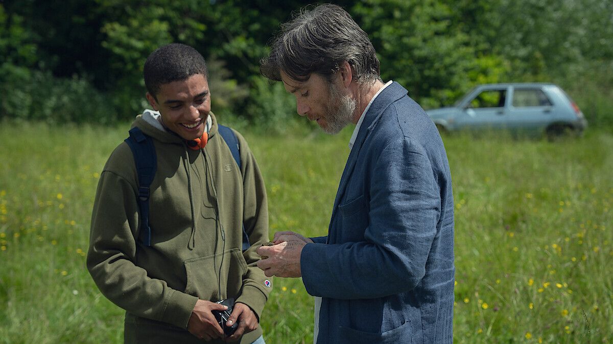 regelegorila's tweet photo. J'ai un énorme respect pour Cillian Murphy car depuis son Oscar et ses $950M au box-office, il n'a fait que deux projets : des films d'auteurs qui parlent de jeunesse perdue et oppressée.

J'ai vu Steve, l'histoire d'un professeur qui doit s'occuper de jeunes garçons exclus de la société et enfermés dans un gigantesque manoir servant de foyer. Ils sont colériques, instables émotionnellement, dépressifs mais aussi un danger pour le staff.

Steve doit à la fois gérer une équipe de télévision venue critiquer le système mis en place, un politique qu'il déteste, des bureaucrates sans âmes, son équipe pédagogique et évidemment ces jeunes hommes qui découvrent leur masculinité via ce rite initiatique.

L'histoire est découpée en heures et le film a une approche étonnamment très musicale et expérimentale dans sa mise en scène (une séquence en drone, des éléments fantastiques ...), tout en ayant une caméra épaule qui crée de l'intensité lors de certains dialogues.

C'est 1h30 qui bouge vite mais qui se pose aussi pour avoir des moments intimes et des surprises, on a l'impression que c'est de pire en pire pour Steve et l'établissement avec aucune sortie de secours.

On va plonger dans la santé mentale de ces individus mais aussi dans un système pourri qui ne fait que repousser ces hommes qui rêvent juste qu'on s'occupe deux. Les jeunes acteurs sont très bons.