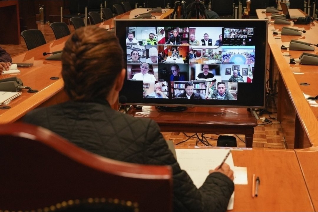 Se acuerdan de como nos burlamos del idiota de Peña Nieto cuando dijo "a un minuto de aterrizar. No, menos... como 5"??
Estaba regresando de un viaje internacional que interrumpió para ir a Oaxaca a ver a los damnificados del sismo de 2017. En cambio ahora, ni de la oficina salen