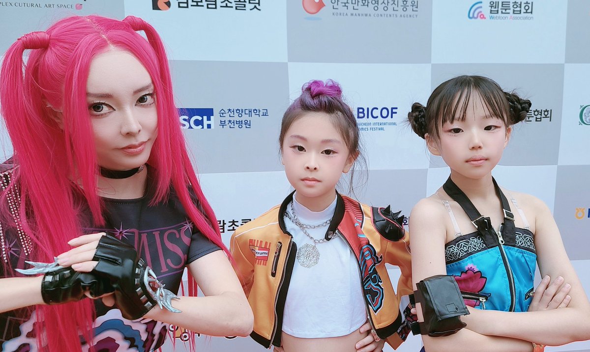 해..  행사러쉬가 드뎌 끝났습니다..
지난주에 끝난줄 알았는데 한주쉬고 또있었던게야.....
이제 뭐없죠? 있어도 10월은 안갈꺼에요
10코 안갑니당🥲
행사안가도 매주 촬영있단말야🥲
사진은 이제 한장 정리한 부만축
미니미니+낡은 헌트릭슼ㅋ