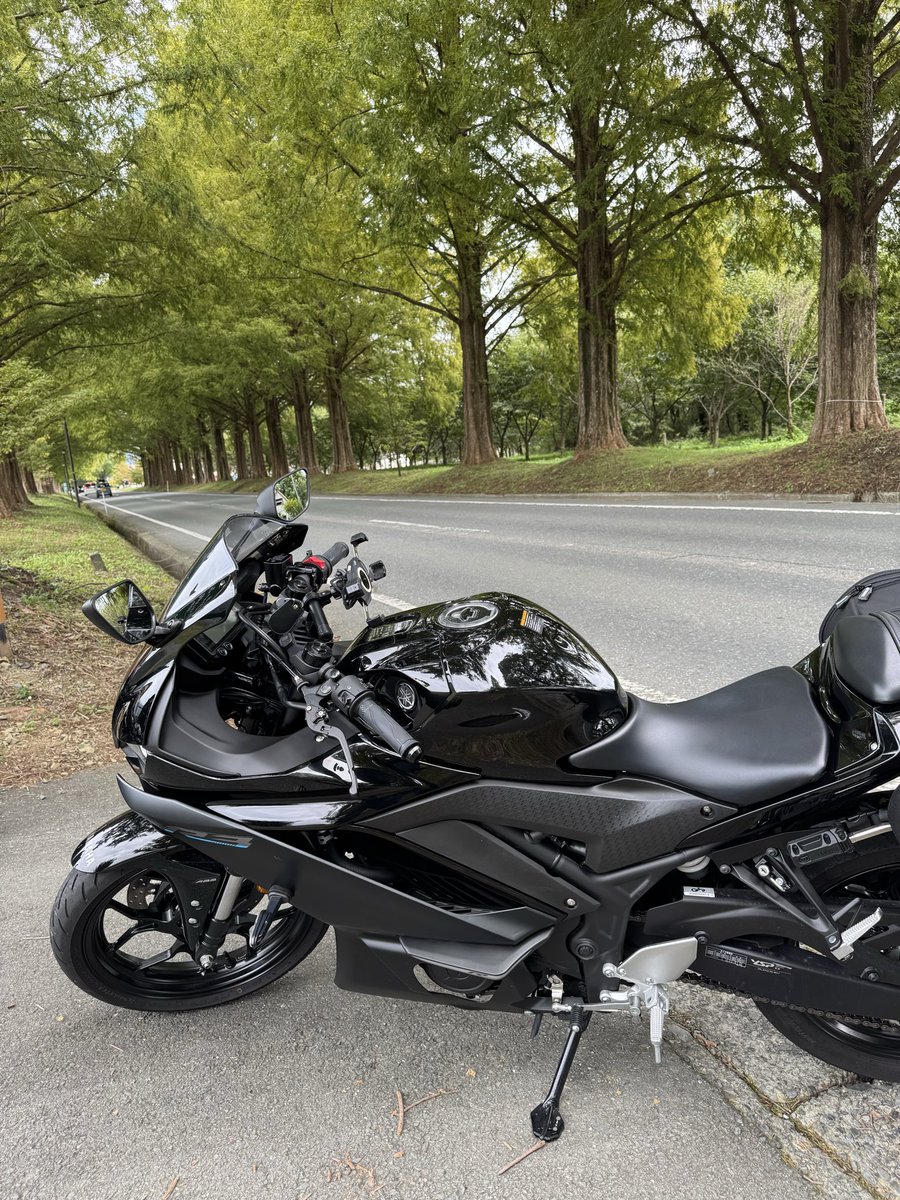 Rachel77u's tweet photo. 昨日は、無事に雨から脱出して、ステキな並木道でバイクの写真を取れました🏍️奇跡的に、万博に来れました٩(´・ω・｀)و
なんにも予約取れてないから、雰囲気だけ楽しもっ(((o(*ﾟ▽ﾟ*)o)))
#YZFR3 #EXPO2025 https://t.co/RRC9YOOCR1